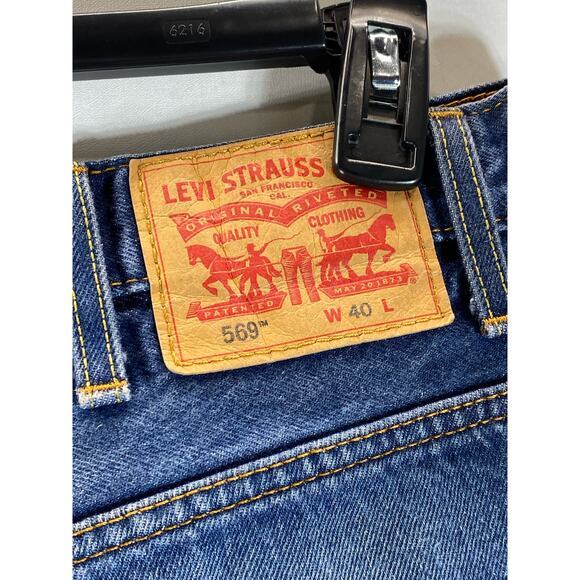 LEVI'S Men's Medium Blue 569 Loose-Fit Faded Five-Pocket Denim Jean Shorts SZ 40 - Picture 10 of 11